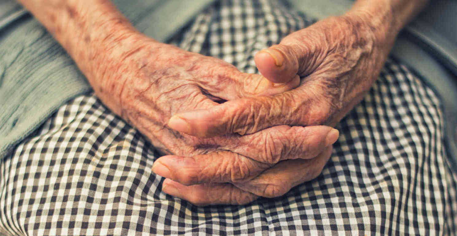 Alte Frau mit gefalteten Händen